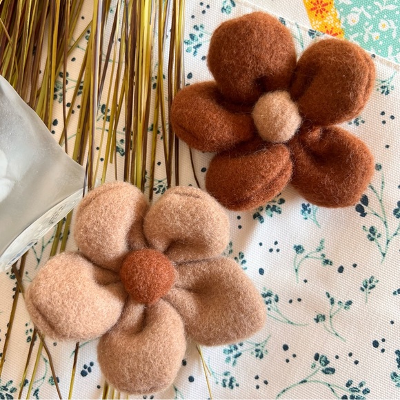 New! Set of Two Puffed Felted Cottagecore Hippie Flower Hair Barrette Clips - Picture 2 of 6